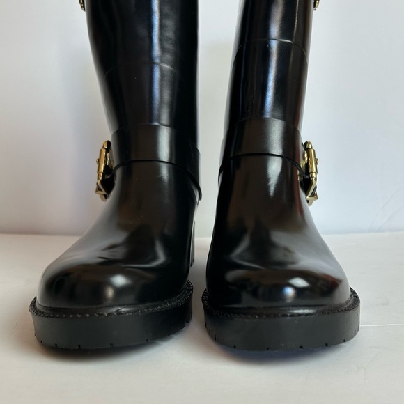 NWOT Vince Camuto Women’s 8m Black Rubber Boots Mid Calf Gold Hardware - Picture 4 of 12